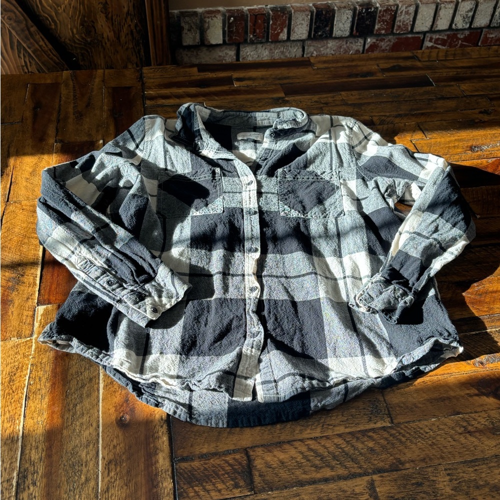 Universal Thread Women's Plaid Button Down Shirt in Black and White